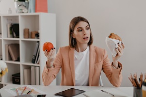 Muchas veces comemos no por hambre física, sino para silenciar emociones. Y aprender a distinguir una cosa de la otra puede cambiarlo todo.