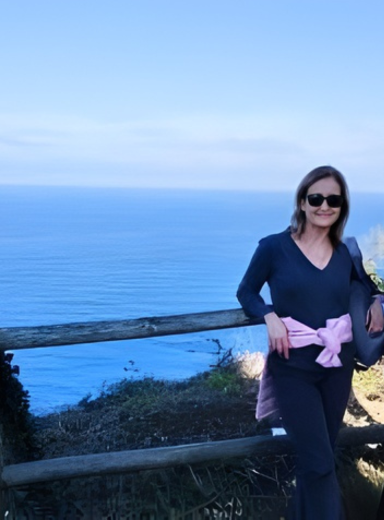 una foto de María con el mar detrás