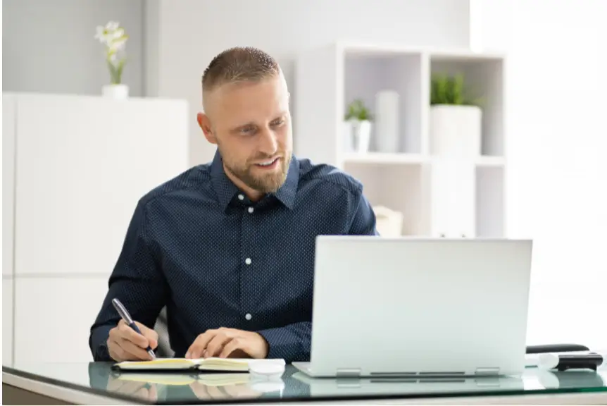 Un hombre Joven  estudiando un curso online