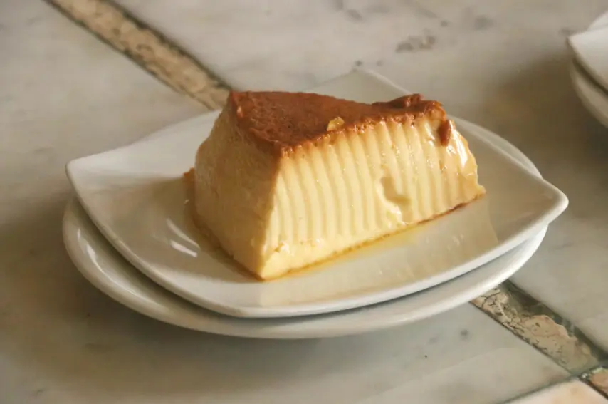 Trozo de un flan casero, dulce saludable