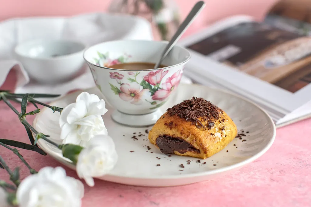 napolitana, dulce saludable, receta sacada del curso de Lucía Gómez,   junto  a una taza de té o café