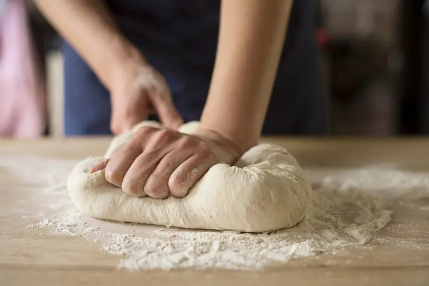 manos de mujer amasando una masa. Crea tus propia repostería conociendo la técnica para darle a tu familia, dulces saludables