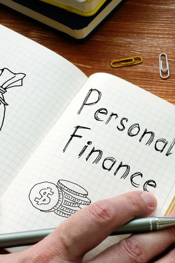 Imagen de un cuaderno de finanzas personales en la vida diaria
