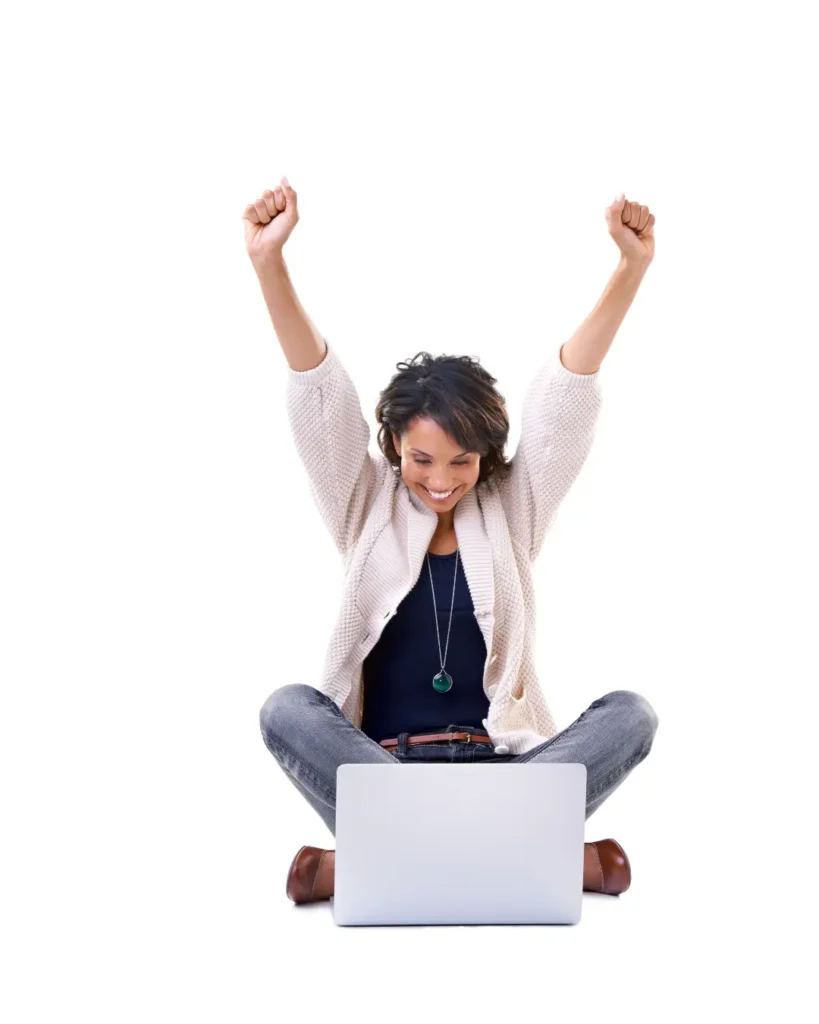 Mujer feliz porque ha descubierto  el  curso  de dulces saludables por internet que se adapta a sus necesidades y puede empezar a comer rico  y no tener problemas de salud