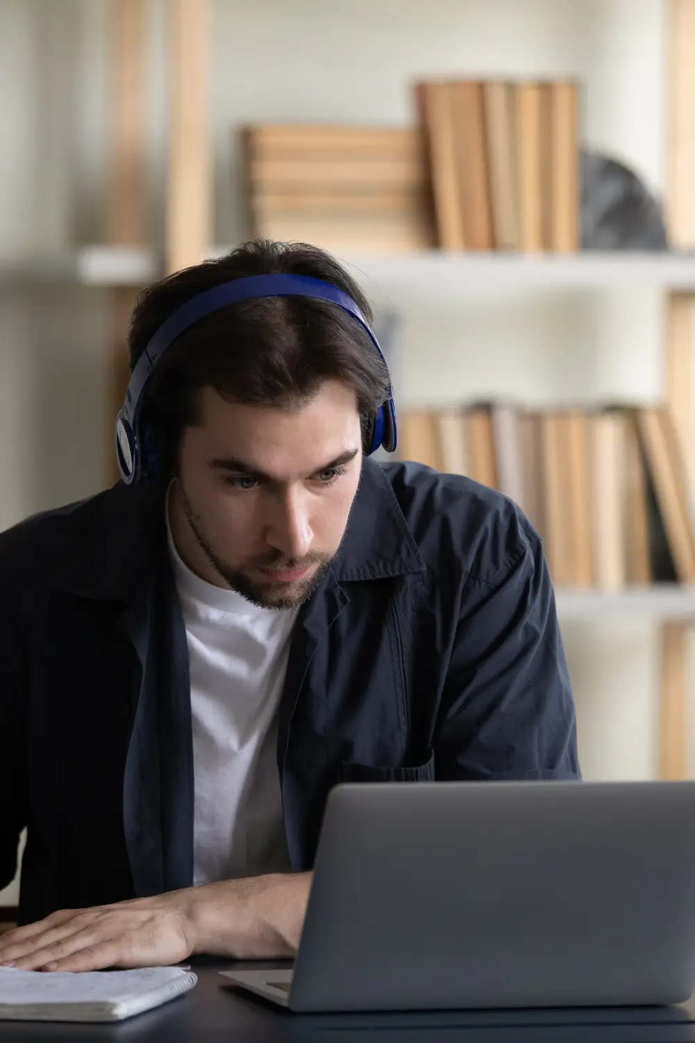 Estudiante de curso online de Finanzas personales en la vida diaria
