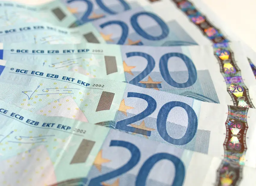 dinero, billetes de  20 euros importante para comprar el curso de dulces saludables de Lucía Gómez