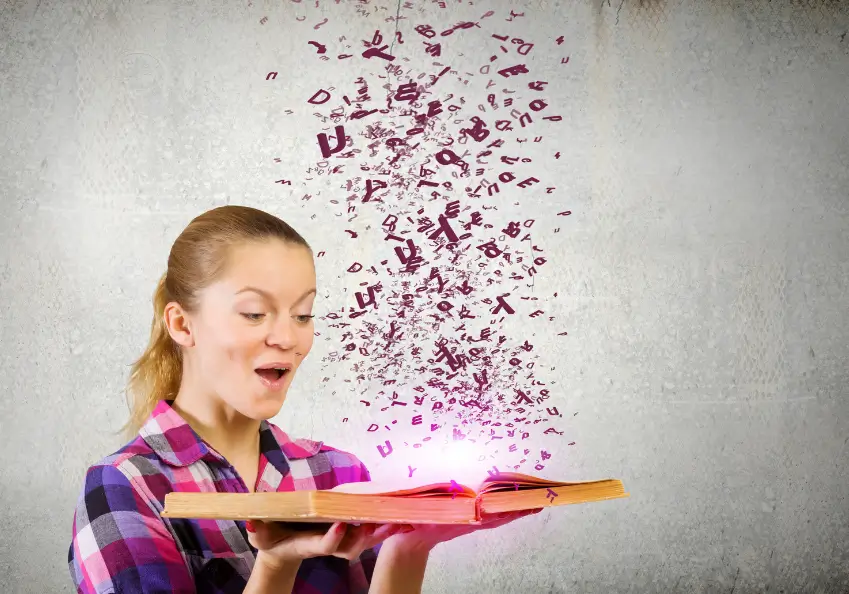 mujer feliz descubriendo sabiduría cuando abre un libro. Hay que hacer un curso de dulces  saludables y descubrir las diferentes técnicas e ingredientes