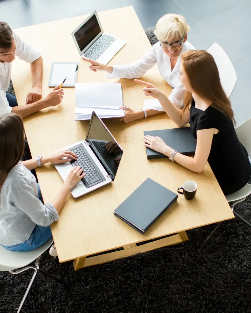 Trabajo en equipo. comunidad de trabajando en grupo
