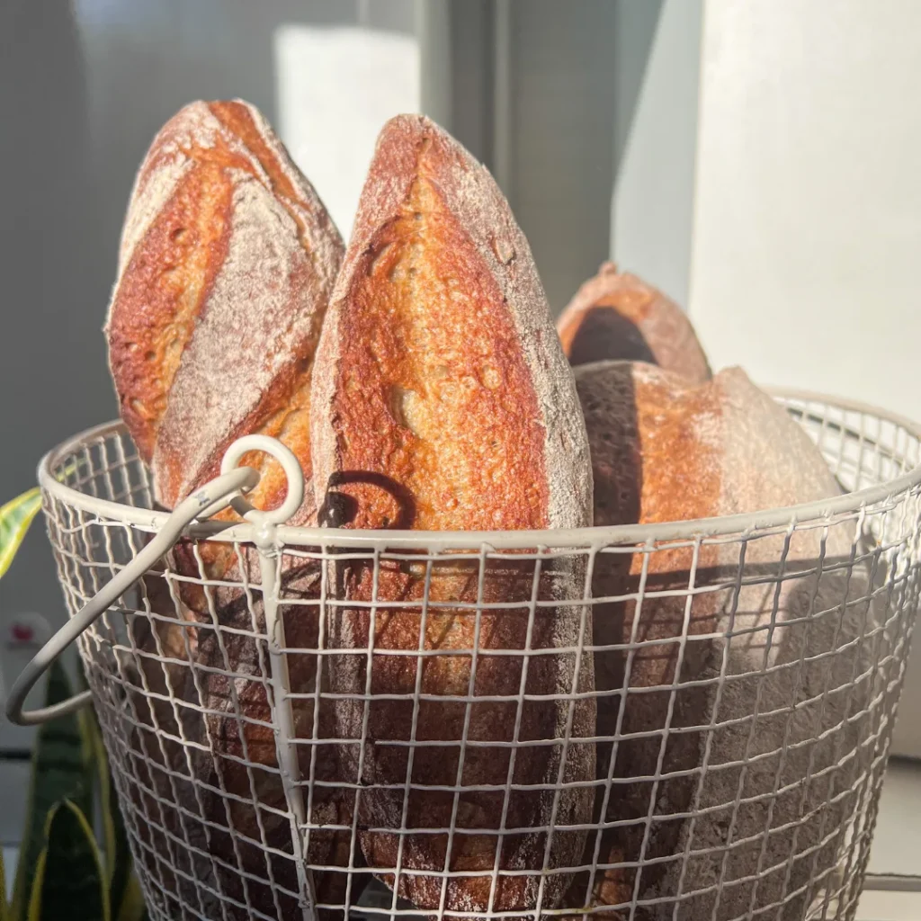 cesto con barras de panes sin gluten